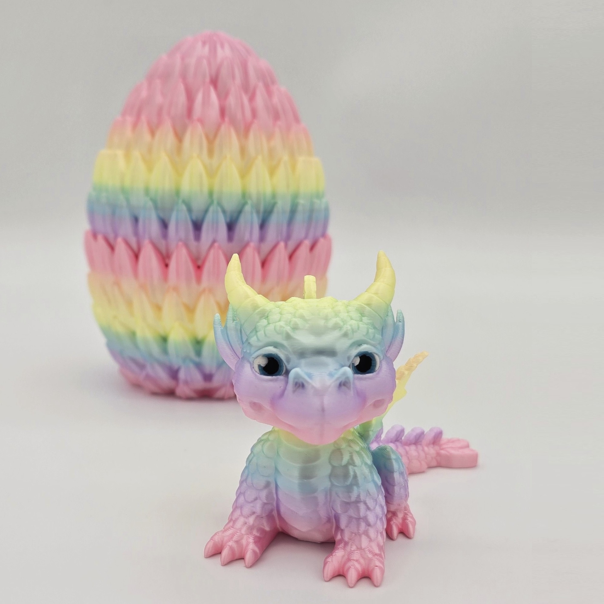 Regenbogen-Drache im Ei